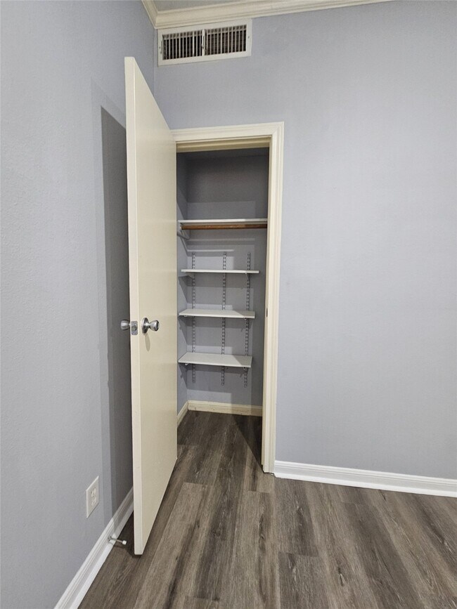 Building Photo - 11710 Southlake Dr