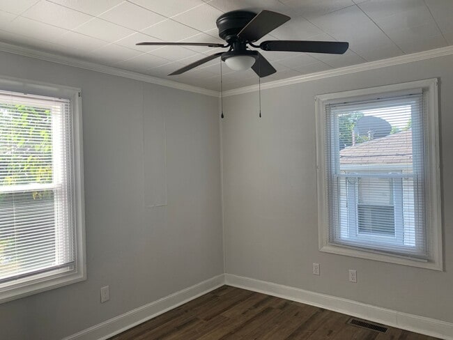 Building Photo - 2 Bedroom House off Memorial Avenue