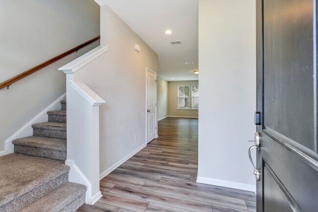 Building Photo - 4 Bed/2.5 Bath in The Commons