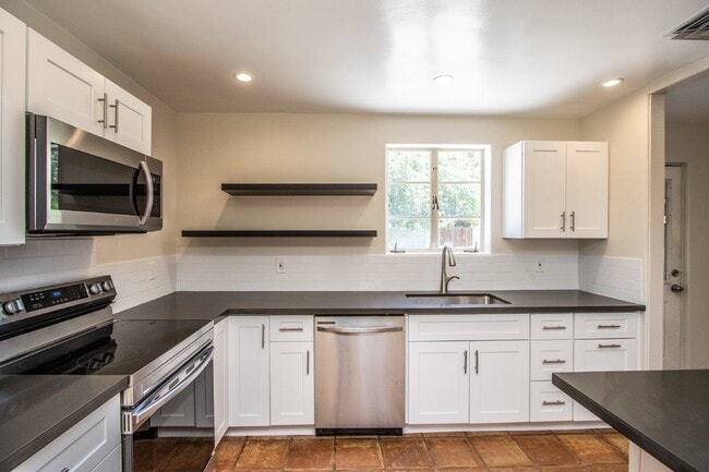 Building Photo - 3Br in historic disctric, 32nd St/Ind. Sch...