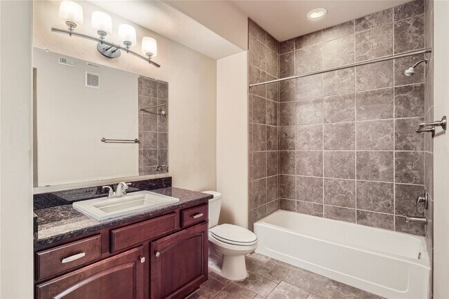 Building Photo - Move-In Special - 2bed/2bath Foothills Rio...