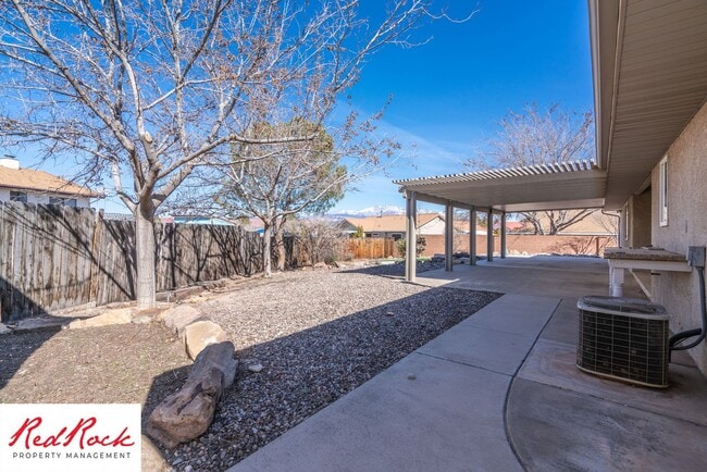 Building Photo - Spacious 3 Bedroom Single-Level Home in Bl...