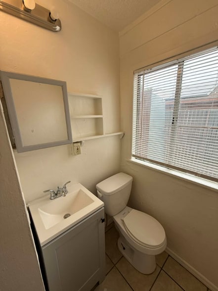 Building Photo - 460 E Delano St