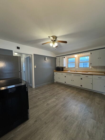 Building Photo - 5733 W Fillmore Dr