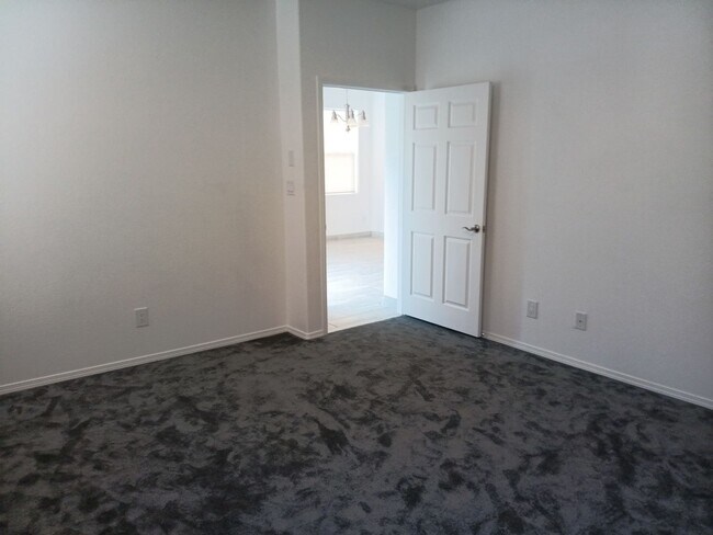 Building Photo - Newly-renovated 3 bedroom, 2 bathroom in Los Lunas! All new appliances! HUGE yard! Showings avail...