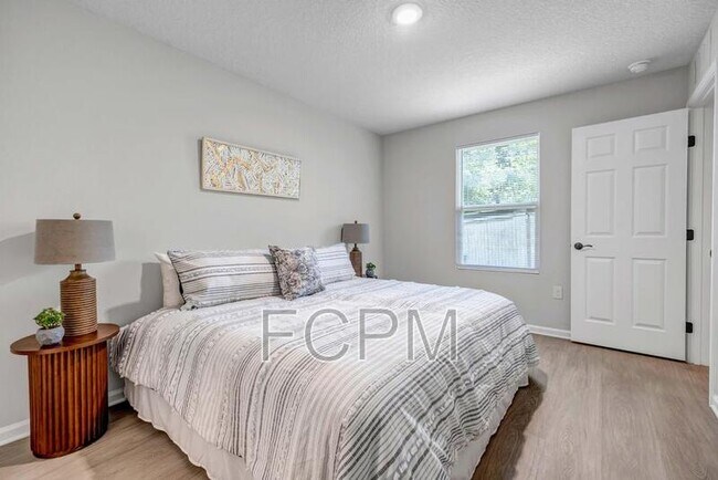 Building Photo - 5454 Amazon Ave