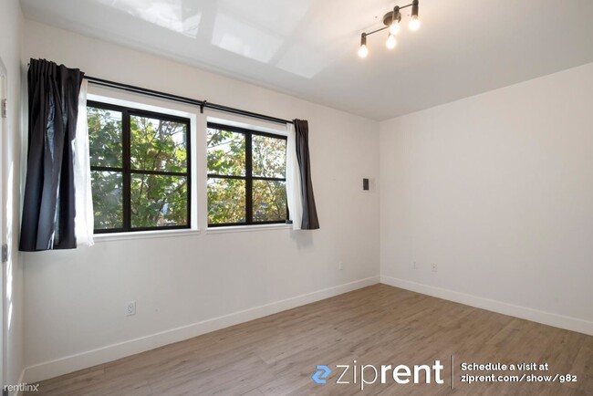 Building Photo - 2 br, 2.5 bath Condo - 1555 32nd St, Oakla...