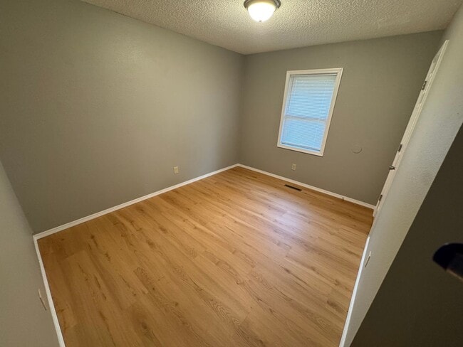 Building Photo - 3 bedroom 2 bathroom updated home in Sprin...