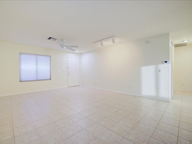 Building Photo - 3 Bedroom 2 Bathroom