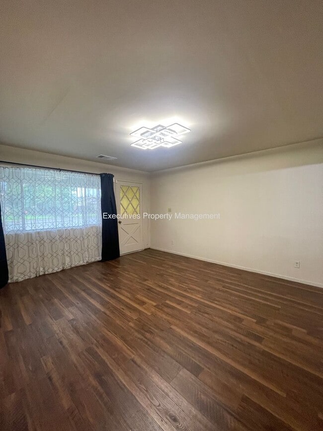 Building Photo - 7126 Louise Ave