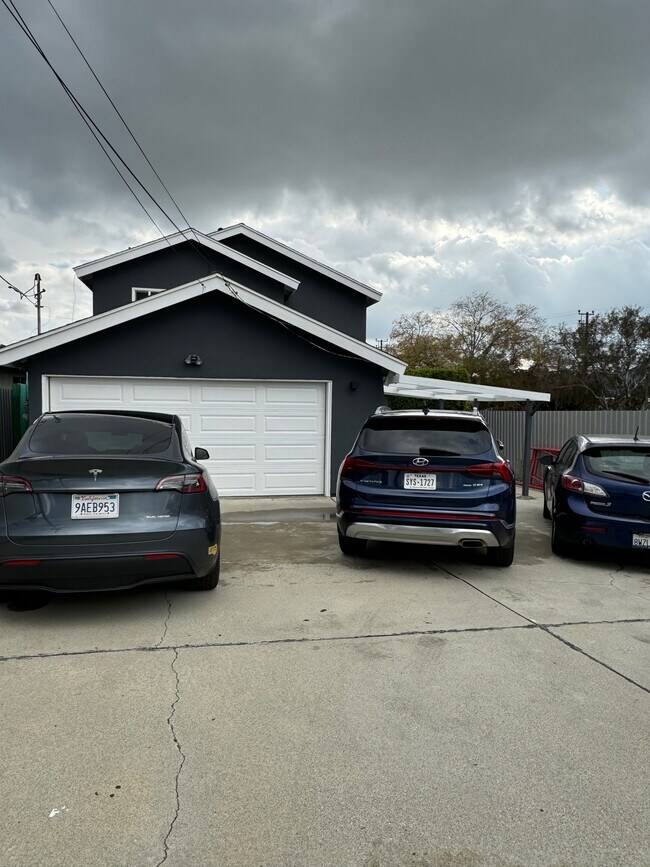 Back b - 3017 Chaucer St