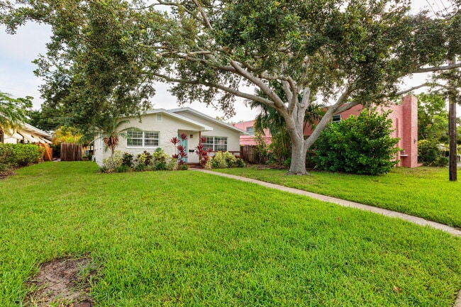 Building Photo - Charming single-family home nestled in des...