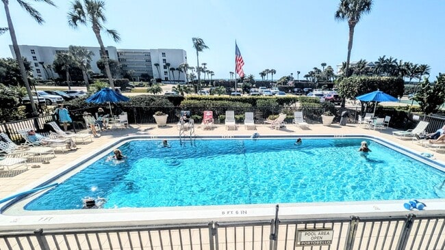 Building Photo - Seasonal/short term 2/2 condo rental with full water view on Longboat Key.