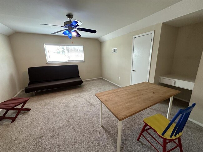 Building Photo - 15806 Torry Pines Rd