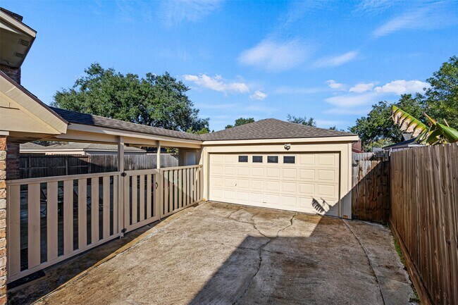 Building Photo - 21422 Park Willow Dr