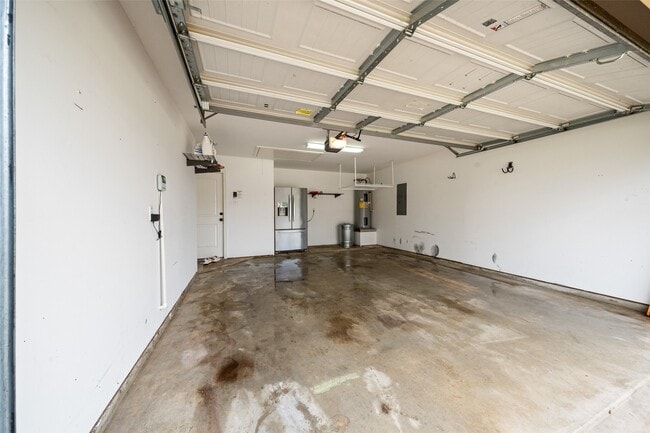 Building Photo - 12731 Pine Woods St