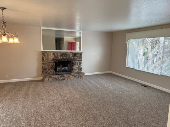 Building Photo - 2 Bedroom 2 Bath One Story Senior Community Vacaville *Star Rentals