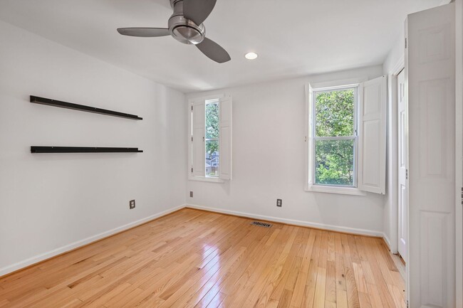 Building Photo - Available Now! 2 Bed 1.5 Bath Between Navy...