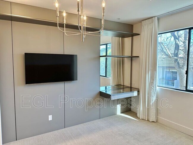 Building Photo - 1223 S Roxbury Dr