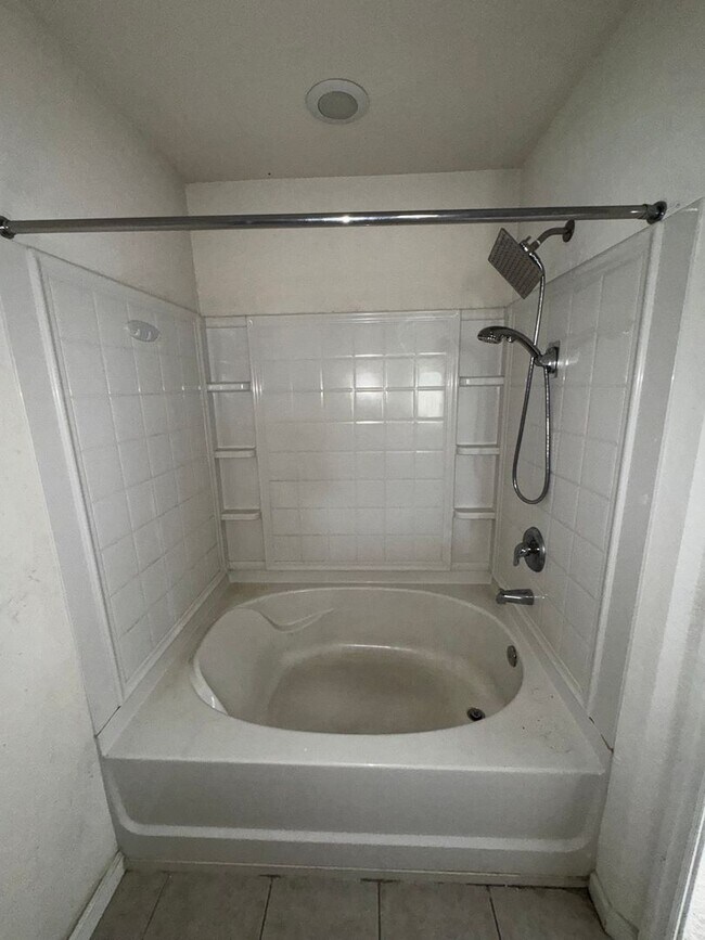 Building Photo - Beautiful 3BR/2.5BA Townhome with Water View in Fore Ranch