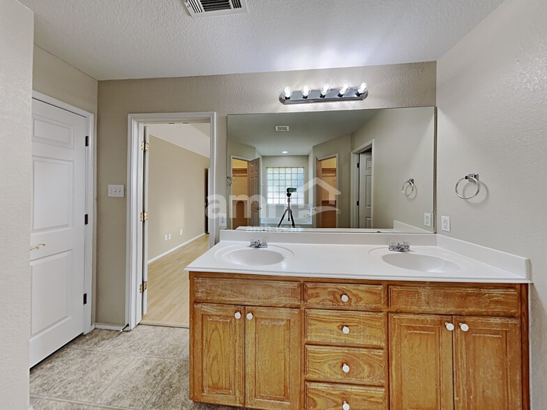 Building Photo - 1000 Redfish Dr
