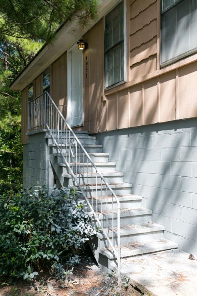 Building Photo - Charming Adamsville Home with Open Floor P...