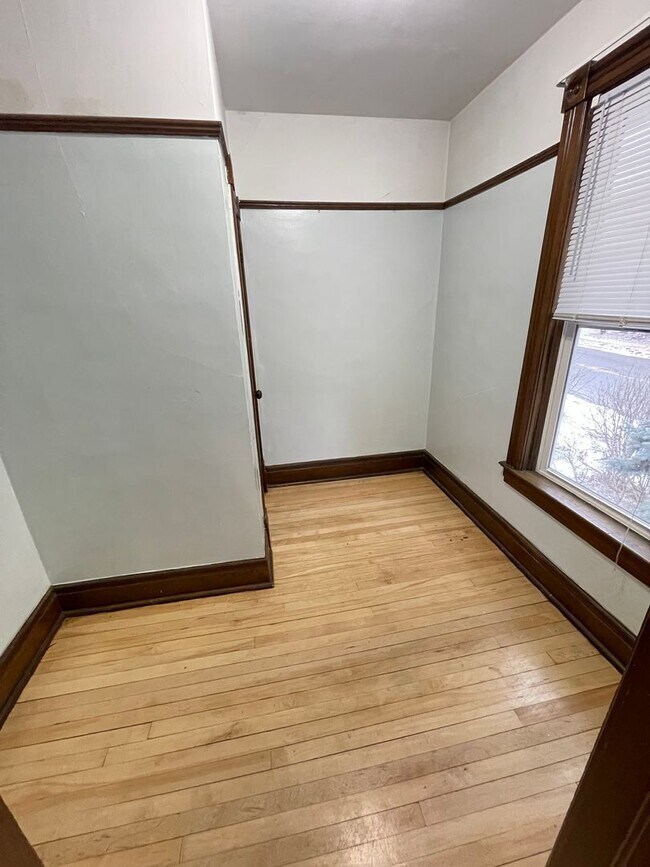 Building Photo - 1302 W 1st St