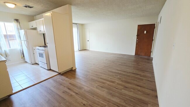 Building Photo - 526 S St Andrews Pl