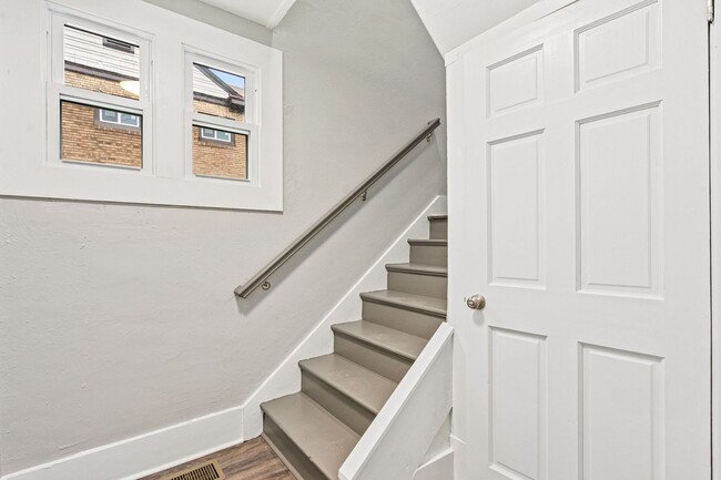 Building Photo - 301 Rochelle St