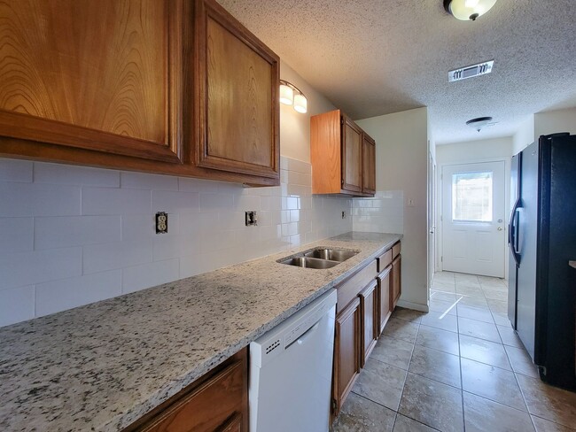 Building Photo - RECENTLY RENOVATED 3 BEDROOM 2 BATH LEASE ...