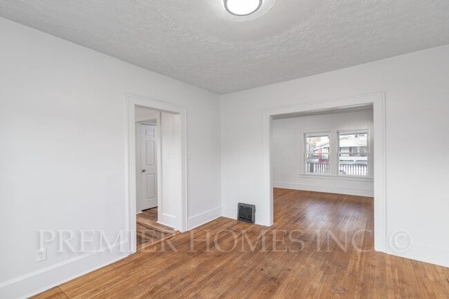 Building Photo - Pristine 3BR Home with 2-Car Garage & Designer Finishes