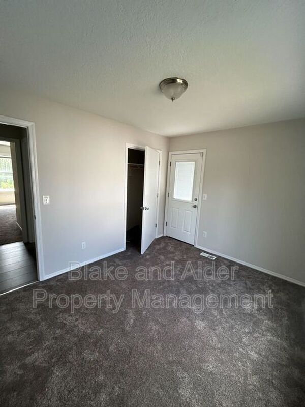 Building Photo - 5609 SE 117th Ave