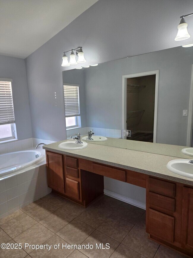 Building Photo - 14392 Wake Robin Dr