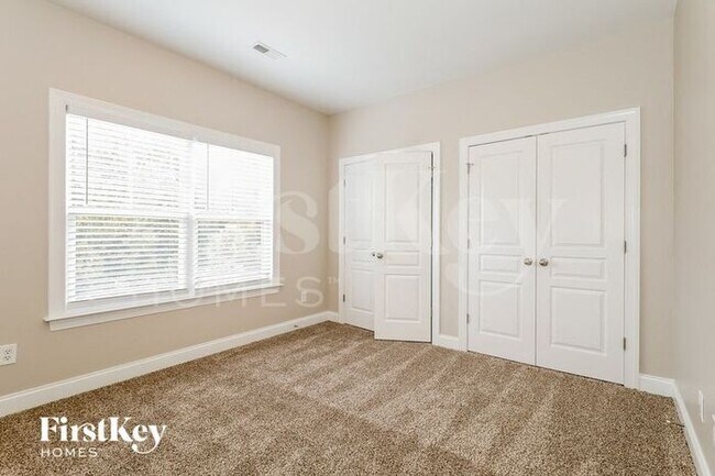 Building Photo - 3040 Scottcrest Way