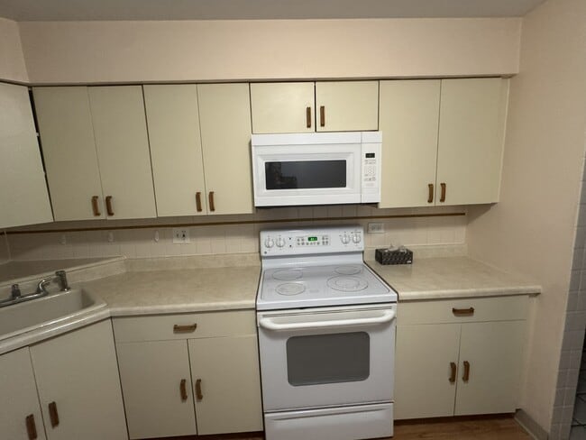 Building Photo - 2650 Brookwood Way Dr