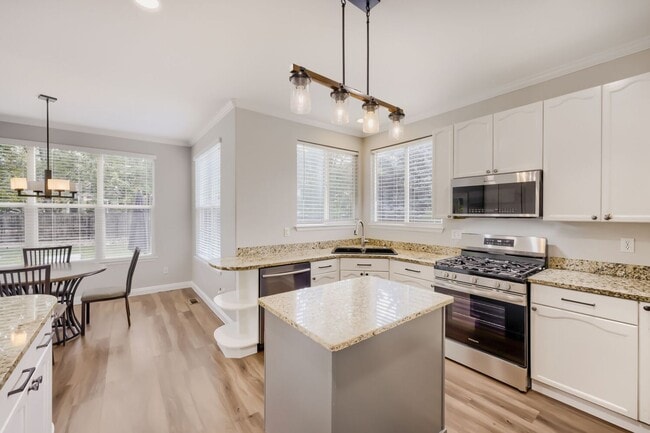 Building Photo - Spacious 5 Bed/4 Bath Home with Finished Basement in Erie