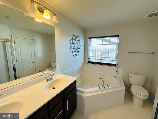 Building Photo - 9448 Adelaide Ln