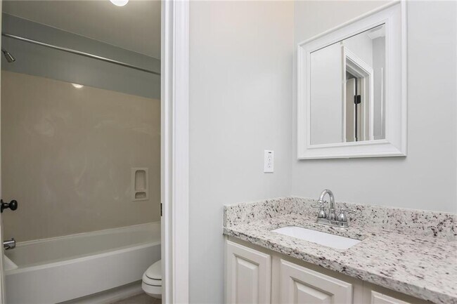 Building Photo - 2550 Highland Pointe Dr