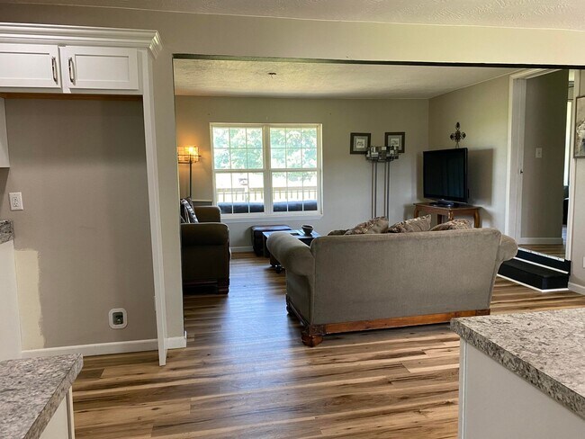 Building Photo - Country living, 15 min North of Springfiel...