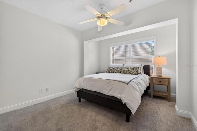 Building Photo - 922 N Shore Dr NE