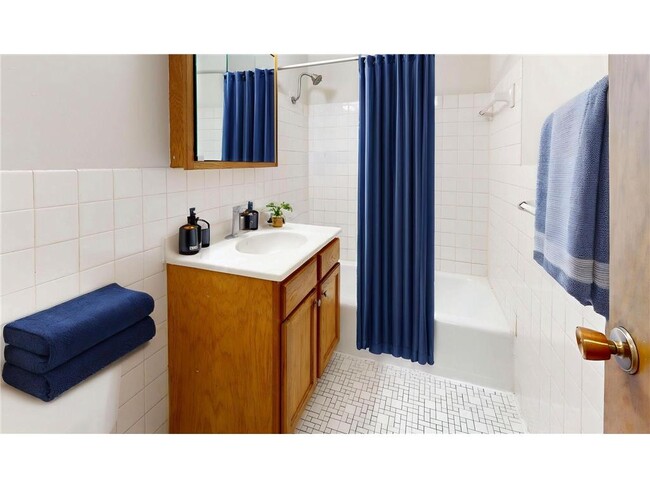 Building Photo - 2216 Pleasant Ave