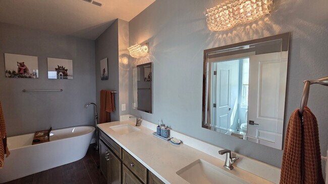 Building Photo - Modern 4 Bedroom 5 Bath Townhome - With Lots of Natural Light and Great Views!