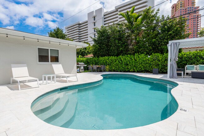 Building Photo - 2112 NE 32nd Ave