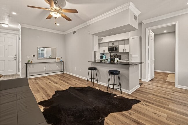 Building Photo - 7575 Kirby Dr
