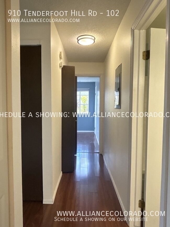 Building Photo - 910 Tenderfoot Hill Rd