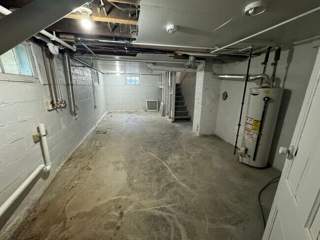 Building Photo - 5 Bedroom Rental in Moline