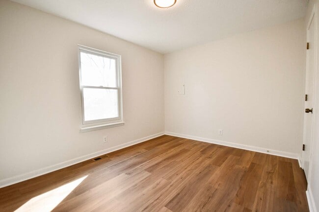 Building Photo - Pet Friendly Three Bedroom!
