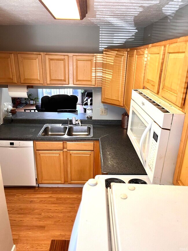 Building Photo - 519 E Graham Pl