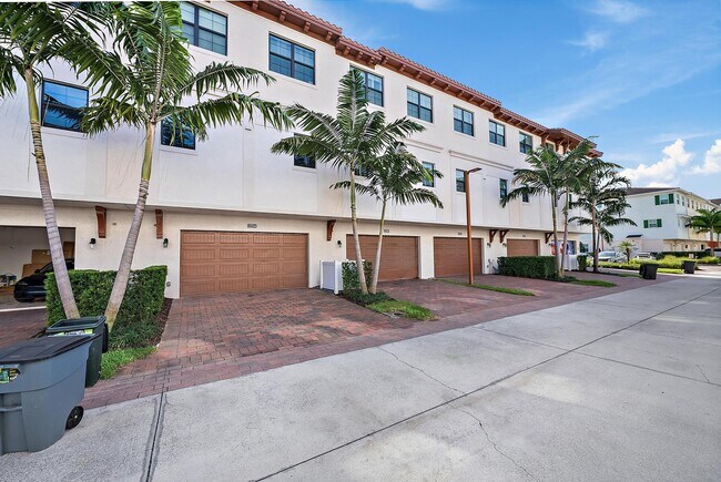 Building Photo - 12514 Gross Pointe Dr