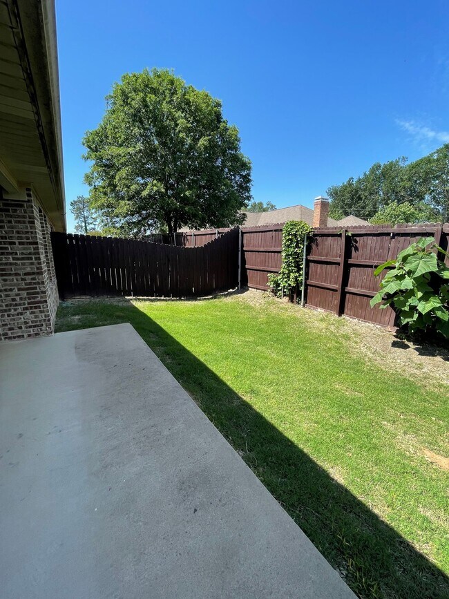 Building Photo - Gorgeous 3-bed/1-bath with garage!